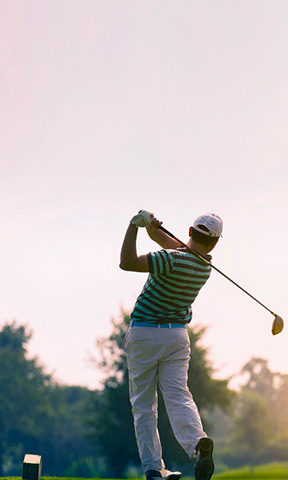 Hombre jugando al golf