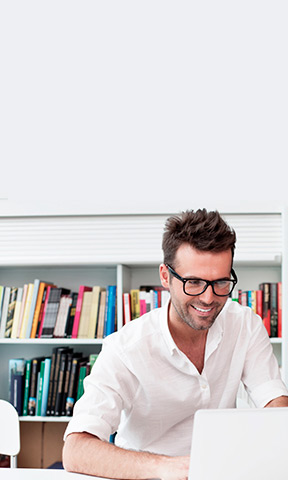 Hombre con lentes en la biblioteca