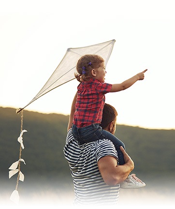 Padre e hijo elevando cometa