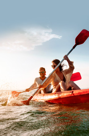 Pareja disfrutando en el kayak