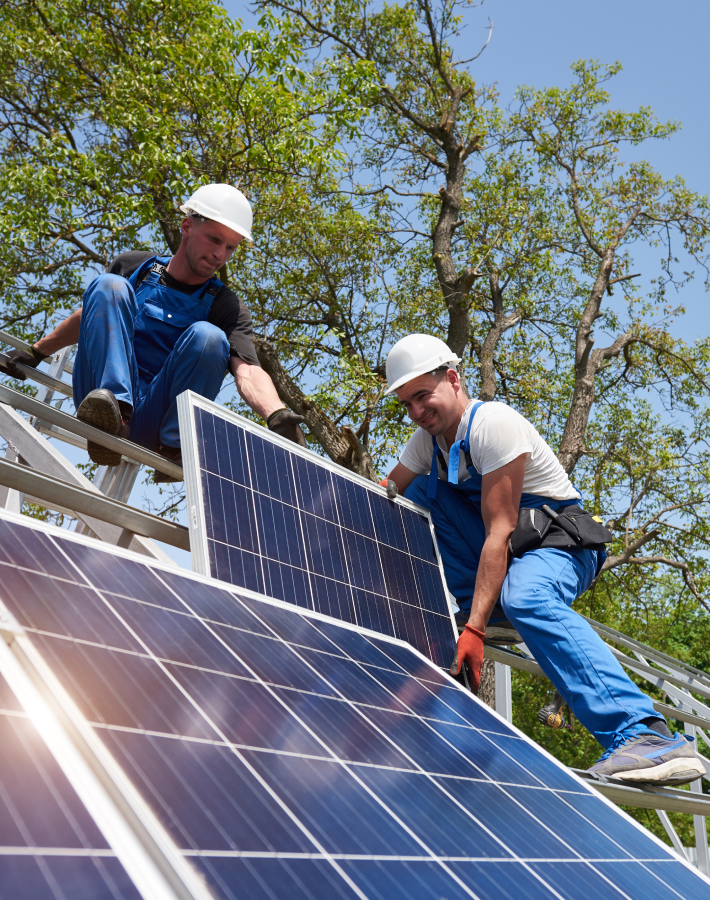 Dos personas instalando paneles solares