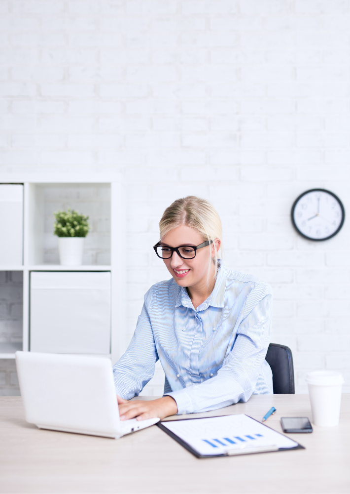 Mujer utilizando su computador