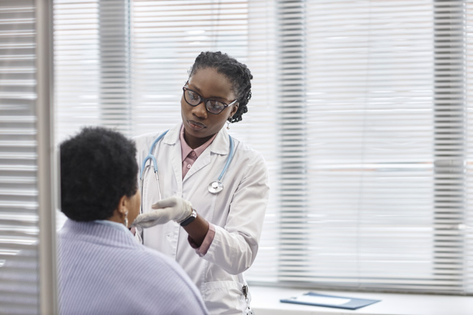 Médico evalúa bulto debajo de la mandíbula