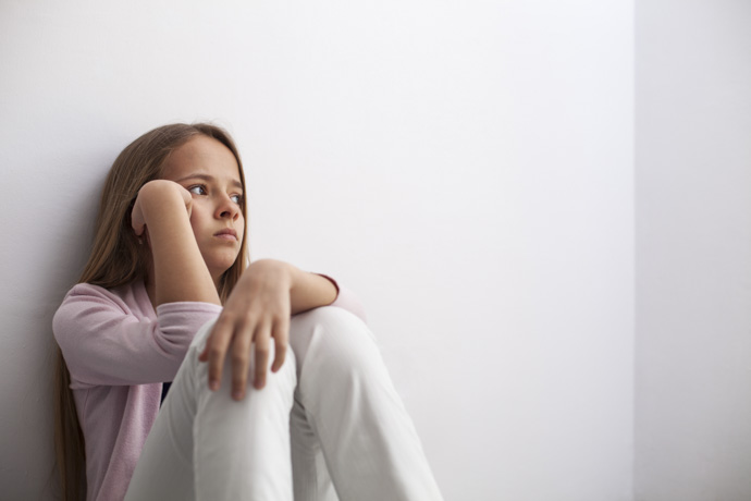 Chica joven viviendo los cambios emocionales en la adolescencia.