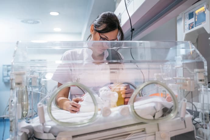 bebé prematuro en incubadora