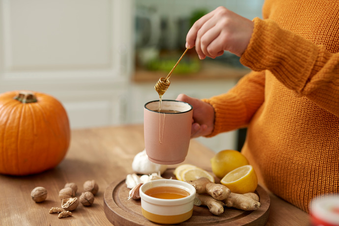 Preparando un té con miel y limón