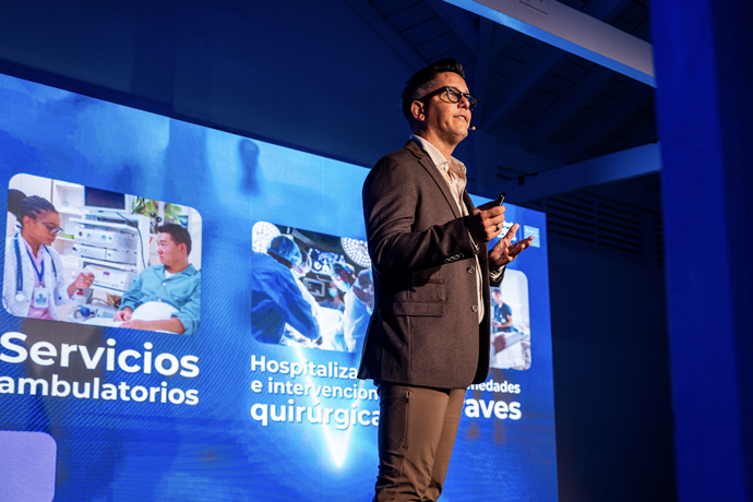 Reinaldo troconis presentando los beneficios