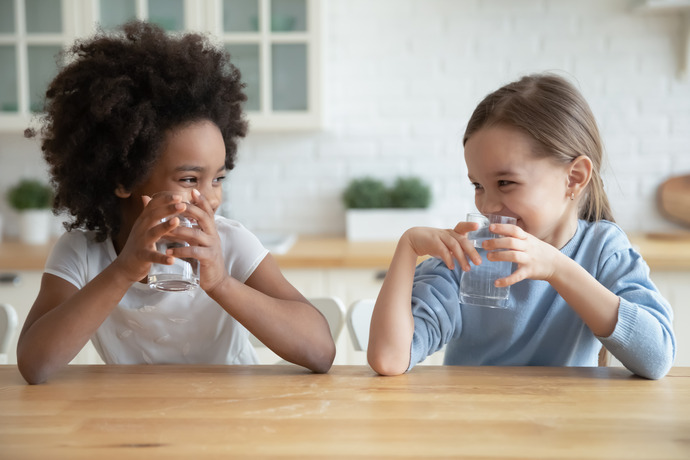 La hidratación es otro de los hábitos saludables para niños más recomendados.