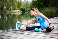 Mujer embarazada practicando yoga