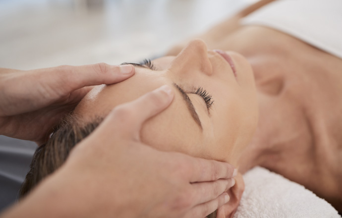 Masaje en las sienes como terapia complementaria para aliviar la migraña.