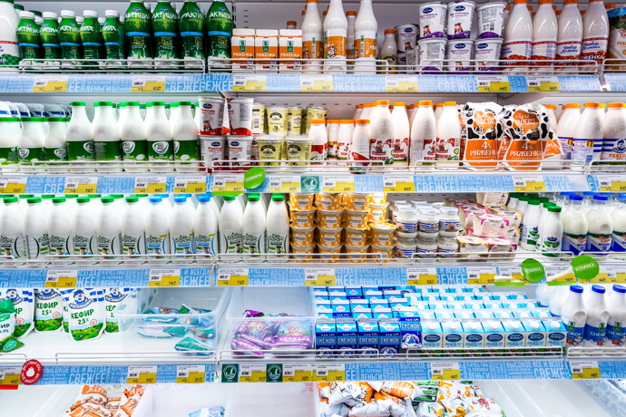 Sección de lácteos en el supermercado