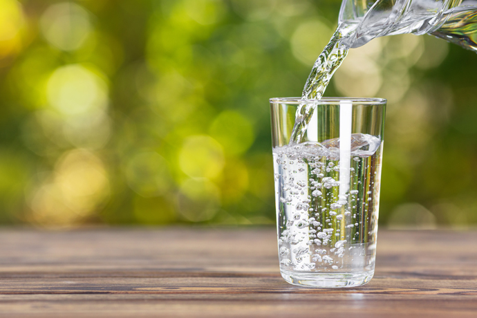 Llenando un vaso con agua