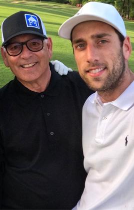 Alejo y su papá en el campo de golf