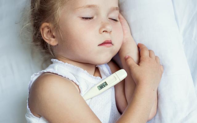 Un niño tiene fiebre con más de 38 grados de temperatura corporal