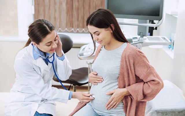 Doctor monitoreando el bebe