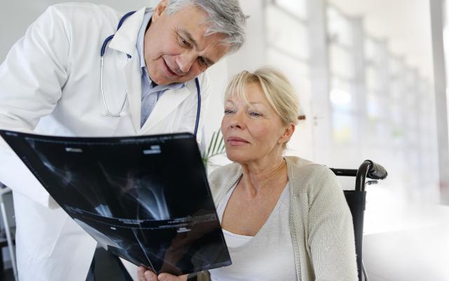 paciente-con-doctor-en-hospital