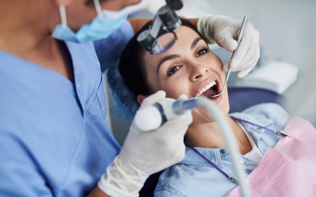 Realización de una limpieza dental.