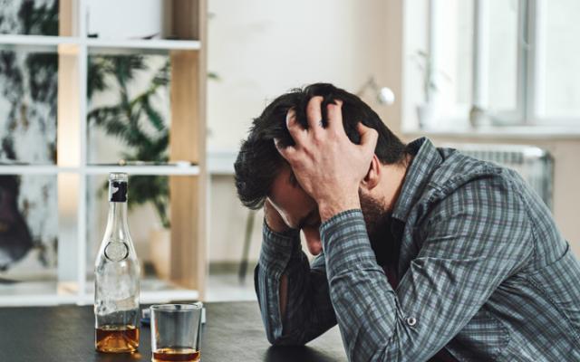 hombre con problemas de alcoholismo