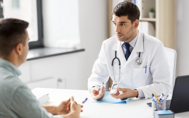 Médico habla con paciente de diabetes