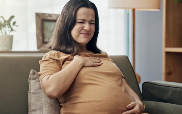 Mujer embarazada con acidez