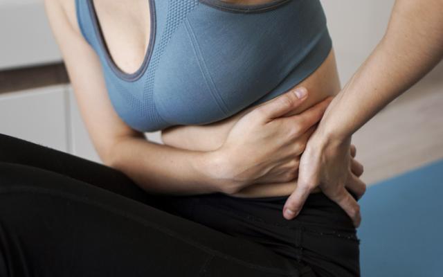 Mujer con dolor en el costado izquierdo.