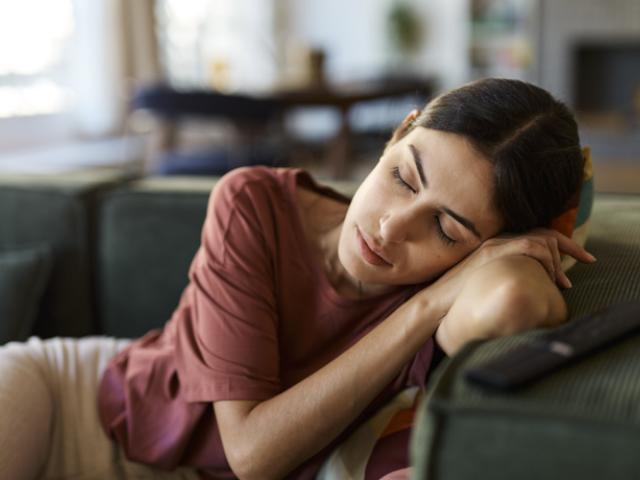 Mujer joven en Panamá descansando plácidamente para cumplir con su tiempo de sueño recomendado.