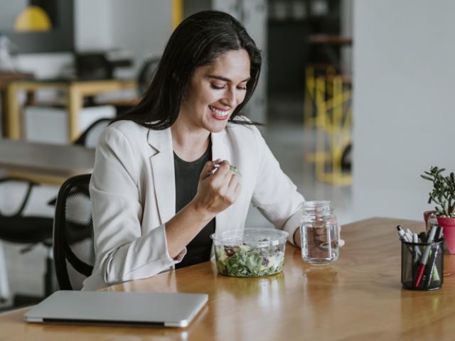 Mujer en Panamá disfrutando de una ensalada fresca como parte de su régimen de alimentación saludable y déficit calórico.