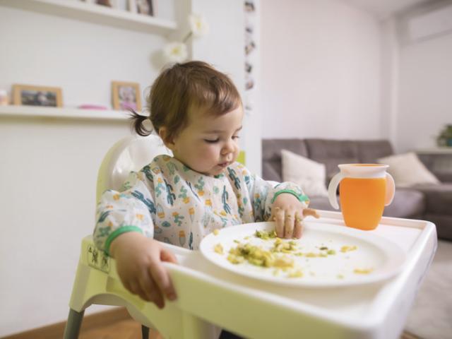 Niña panameña disfrutando de una comida nutritiva con vegetales y proteínas, siguiendo las recomendaciones de salud locales.