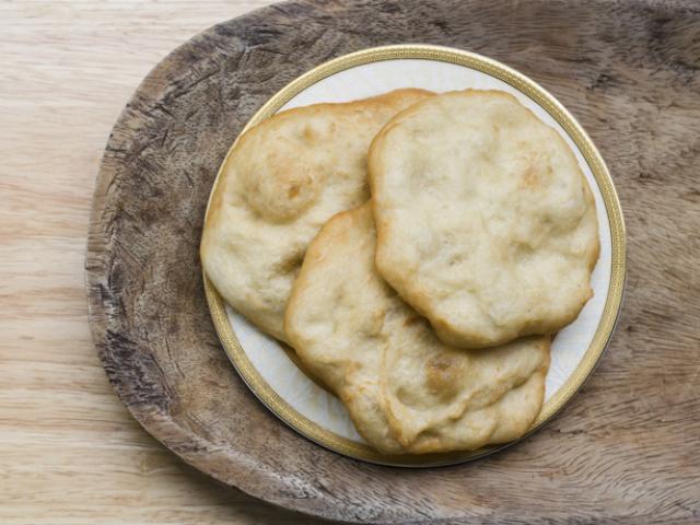 Hojaldre panameño frito, un desayuno típico de masa de trigo clasificado entre los alimentos que contienen gluten.