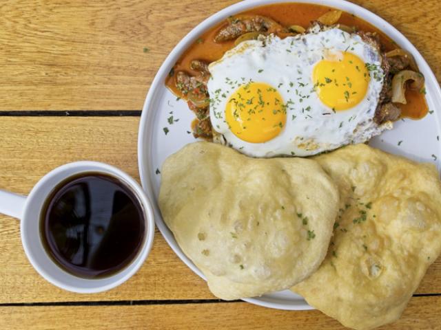 Desayuno panameño con proteínas y café como parte de una dieta balanceada.