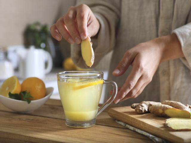 Mujer haciéndose una infusión de jengibre, ejemplo de alimento antiinflamatorio en Panamá.