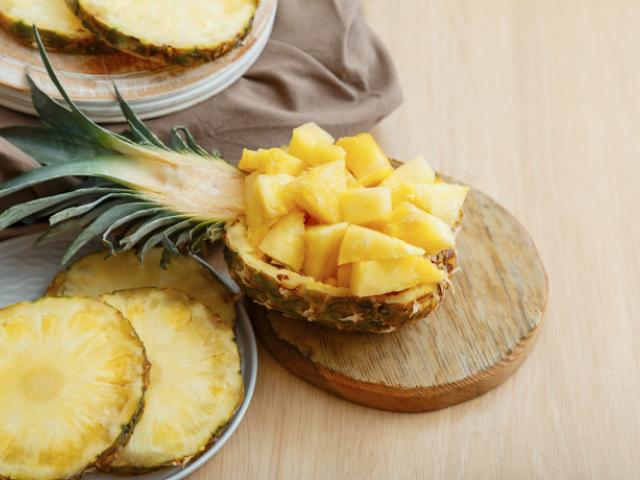 Mesa con piña, ejemplo de alimento antioxidante de la dieta panameña.