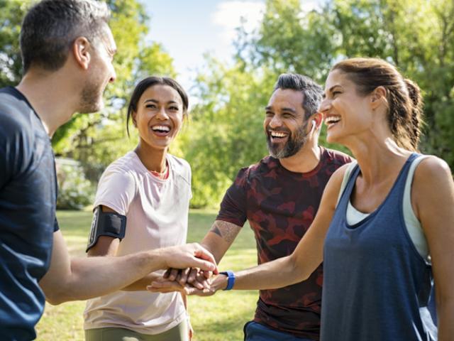 Grupo de amigos en un parque tras hacer deporte, ejemplo de hábito saludable. 