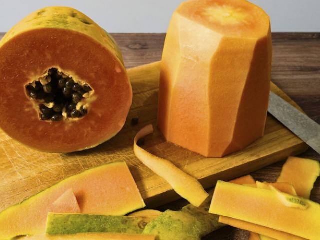 Papaya, ejemplo de fruta local de Panamá que forma parte de la alimentación antiinflamatoria
