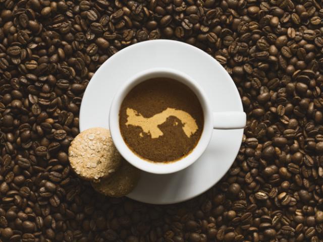 Taza de café panameño junto a un mapa de Panamá, reflejo de los beneficios del café Geisha de Boquete para el bienestar y la salud. 
