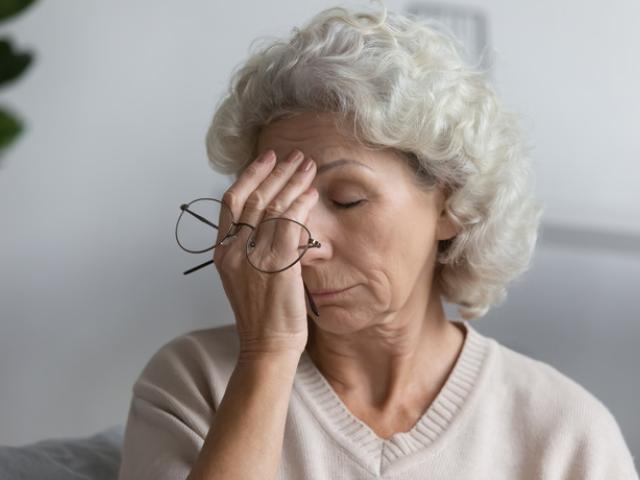 Mujer mayor sufriendo pérdida de memoria a corto plazo. 