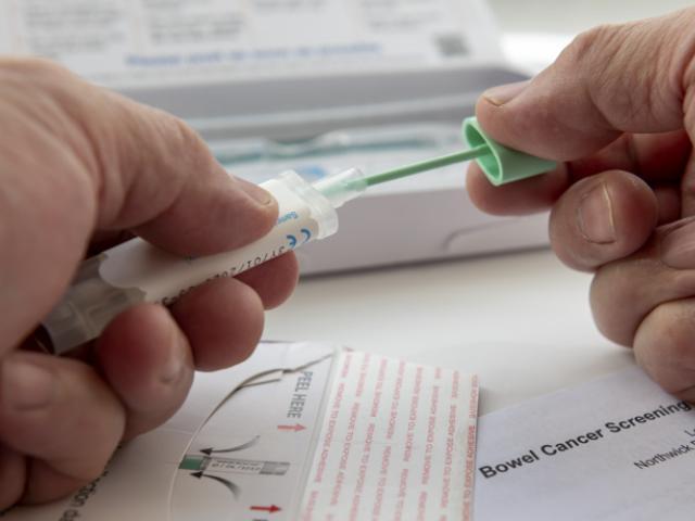 Persona con prueba de colon