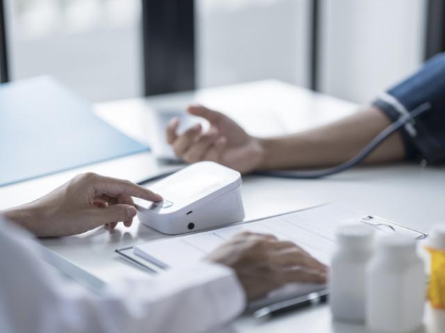 Médico revisa presión sanguínea