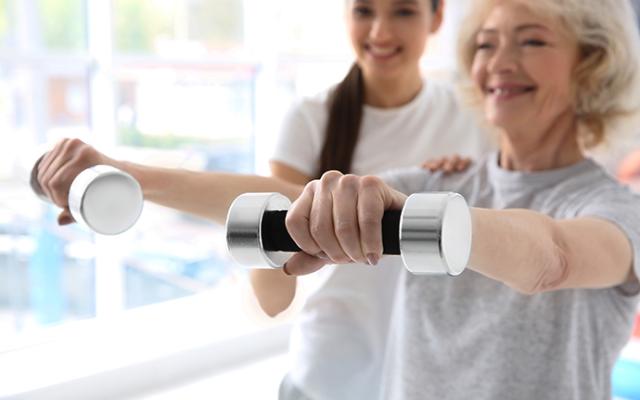 Mujer de la tercera edad haciendo ejercicios