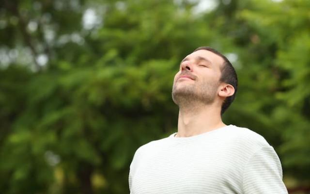 hombre que aprovecha los cuidados del aparato respiratorio