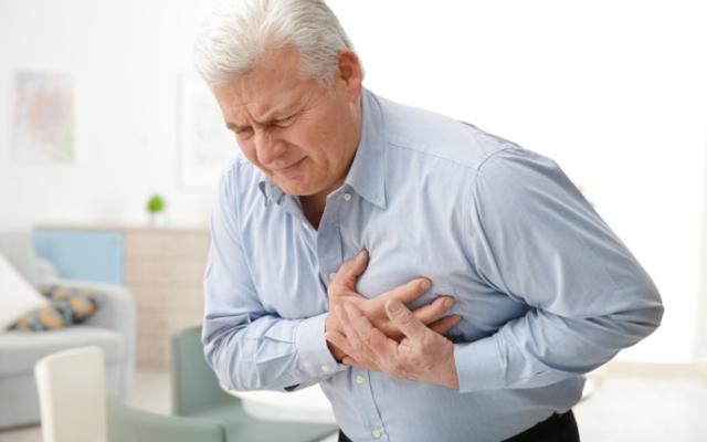 Hombre sufriendo una de las 10 señales de que su corazón no está bien.