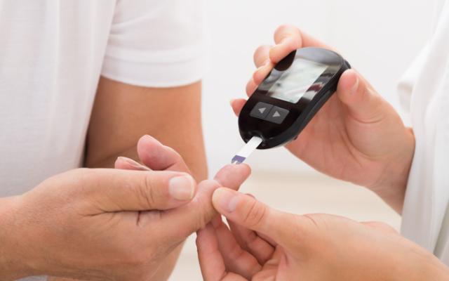 Médico evalúa posible prediabetes