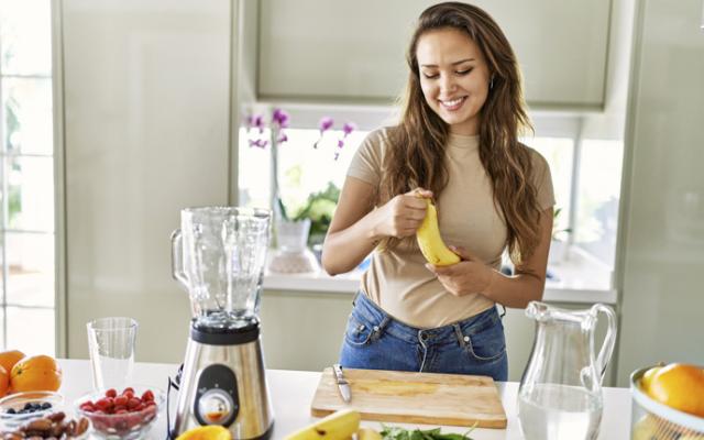 Mujer diabética abriendo un plátano
