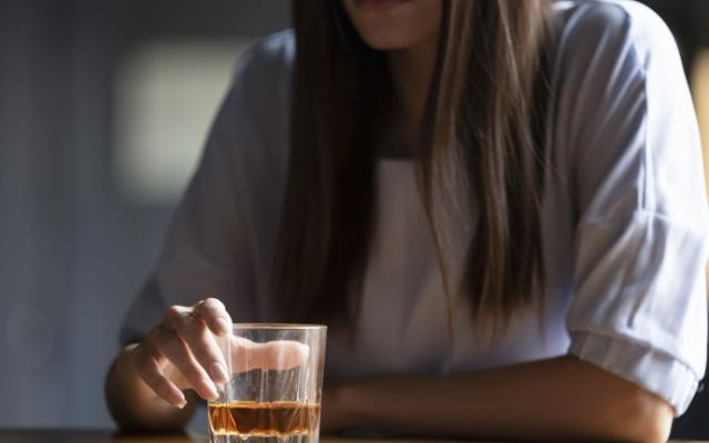 Mujer con problemas de alcoholismo