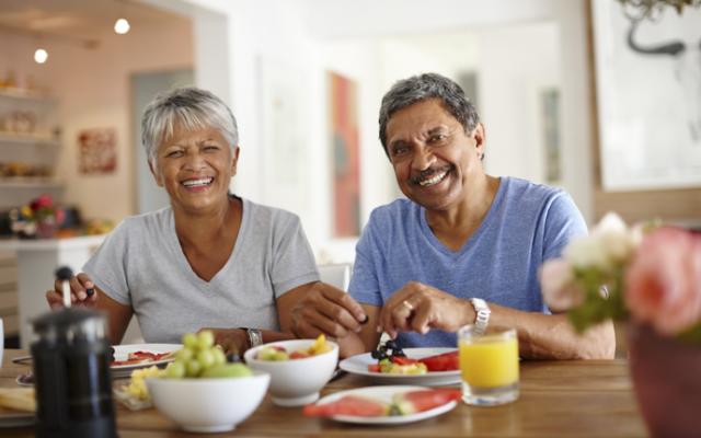 Pareja se alimenta de forma saludable