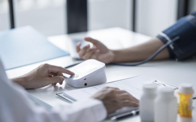 Médico revisa presión sanguínea
