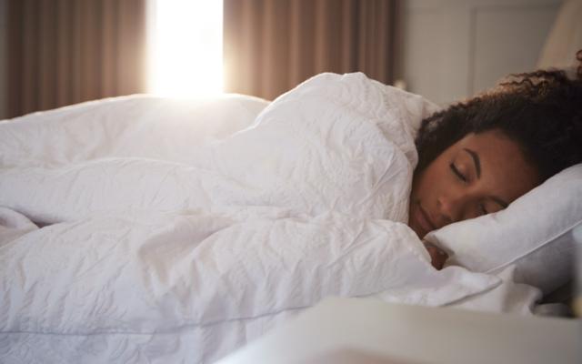 Mujer durmiendo cómoda 