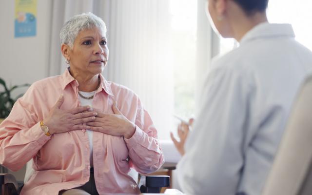 Persona con costocondritis por ansiedad.