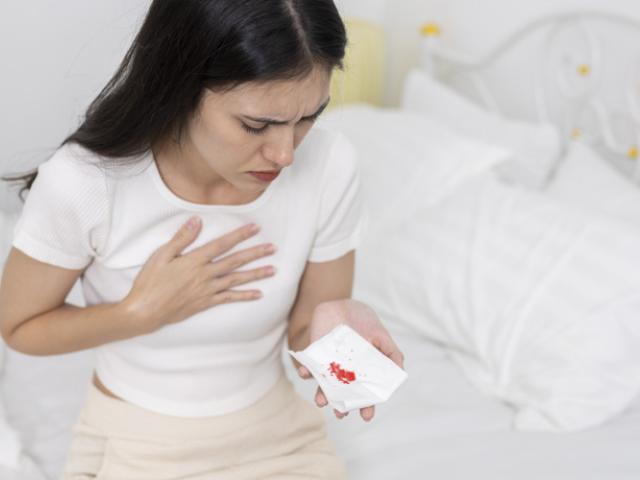 Mujer escupe mucosa con sangre 