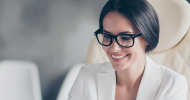 Banner contexto mujer en su oficina sonriendo